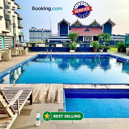 Gr Palace, In Front Of Sea-Beach With Breakfast, Swimming-Pool, Fully Air-Conditioned, Hotel With Parking Availability Puri Exterior photo